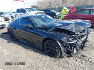 2023 Nissan Z Sport z VIN JN1BZ4AH6PM312226, wystawiony jako IAAI lot #41659805 z przebiegiem 9 378 mil mil oraz . Historia ofert i sprzedaży dostępna na DreamBid. Obrazek 1.