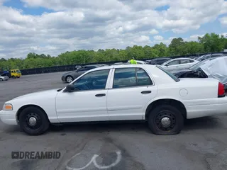 2006 Ford Police Interceptor z VIN 2FAHP71W26X166272, wystawiony jako IAAI lot #42144479 z przebiegiem 132 809 mil mil oraz . Historia ofert i sprzedaży dostępna na DreamBid. Obrazek 14.