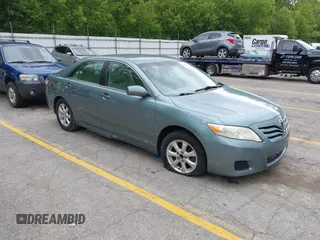 2011 Toyota Camry LE z VIN 4T4BF3EK0BR093554, wystawiony jako IAAI lot #42347201 z przebiegiem 128 586 mil mil oraz . Historia ofert i sprzedaży dostępna na DreamBid. Obrazek 1.