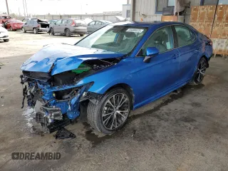 2020 Toyota Camry SE z VIN 4T1G11AK5LU302443, wystawiony jako Copart lot #55699525 z przebiegiem 32 428 mil mil oraz Szkoda całkowita • Salvage title. Historia ofert i sprzedaży dostępna na DreamBid. Obrazek 1.