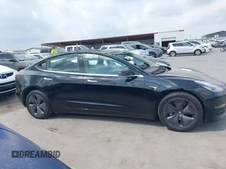 2018 Tesla Model 3 Long Range Battery z VIN 5YJ3E1EB3JF178812, wystawiony jako IAAI lot #42124838 z przebiegiem 124 229 mil mil oraz . Historia ofert i sprzedaży dostępna na DreamBid. Obrazek 14.
