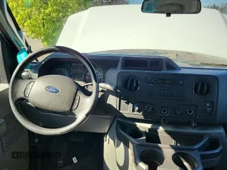 2014 Ford Econoline Cargo Commercial z VIN 1FTNE2EW0EDA95532, wystawiony jako IAAI lot #42442160 z przebiegiem 140 667 mil mil oraz . Historia ofert i sprzedaży dostępna na DreamBid. Obrazek 24.