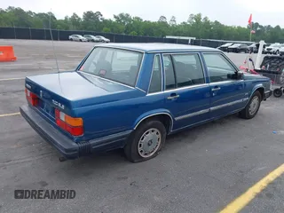 1987 Volvo 740 with VIN YV1FX8845H1175324, listed as a IAAI auction lot 42076862 with 371,211 mi miles. Bid and sale history available at carsss.com. Image 4.
