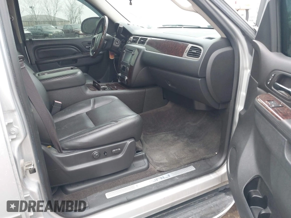 2014 GMC Yukon XL Denali with VIN 1GKS2MEF1ER246201, listed as a IAAI auction lot 41454172 with 135,394 mi miles. Bid and sale history available at carsss.com. Image 5.