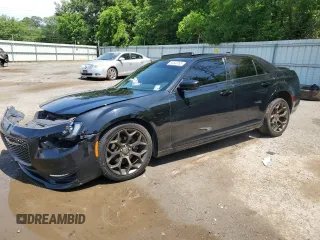 2018 Chrysler 300 S z VIN 2C3CCABG4JH223910, wystawiony jako Copart lot #54045785 z przebiegiem 110 100 mil mil oraz Szkoda całkowita • Salvage title. Historia ofert i sprzedaży dostępna na DreamBid. Obrazek 1.