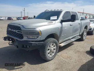 2022 Ram 2500 Big Horn z VIN 3C6UR5DL1NG178793, wystawiony jako IAAI lot #41810830 z przebiegiem 76 551 mil mil oraz . Historia ofert i sprzedaży dostępna na DreamBid. Obrazek 17.