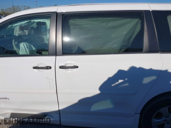 2012 Toyota Sienna with VIN 5TDZK3DC7CS270240, listed as a IAAI auction lot 40539452 with 92,738 mi miles. Bid and sale history available at carsss.com. Image 14.