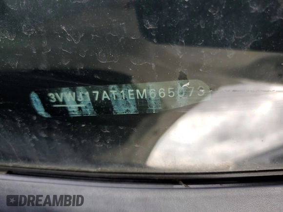 2014 Volkswagen Beetle 1.8T z VIN 3VWJ17AT1EM665073, wystawiony jako Copart lot #47805405 z przebiegiem 92 303 mil mil oraz Szkoda całkowita • Salvage title. Historia ofert i sprzedaży dostępna na DreamBid. Obrazek 14.