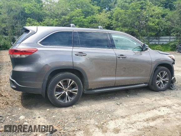 2018 Toyota Highlander LE with VIN 5TDBZRFH5JS824574, listed as a Copart auction lot 57248455 with 123,799 mi miles and Clean title. Bid and sale history available at DreamBid. Image 3.