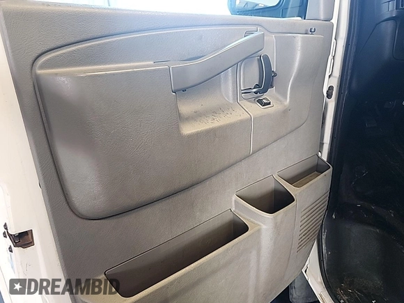 2017 Chevrolet Express Cargo z VIN 1GCWGAFF4H1300511, wystawiony jako IAAI lot #42802223 z przebiegiem 132 303 mil mil oraz . Historia ofert i sprzedaży dostępna na DreamBid. Obrazek 5.