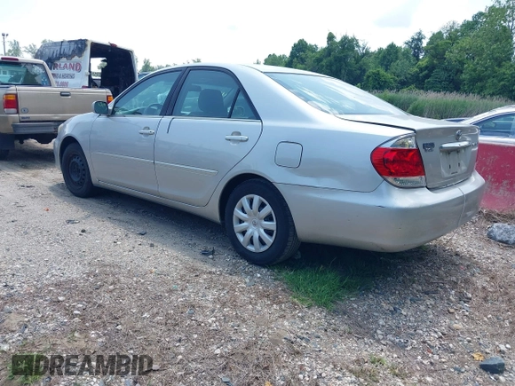 2005 Toyota Camry LE z VIN 4T1BE30K95U042336, wystawiony jako IAAI lot #42457598 z przebiegiem 270 991 mil mil oraz . Historia ofert i sprzedaży dostępna na DreamBid. Obrazek 3.