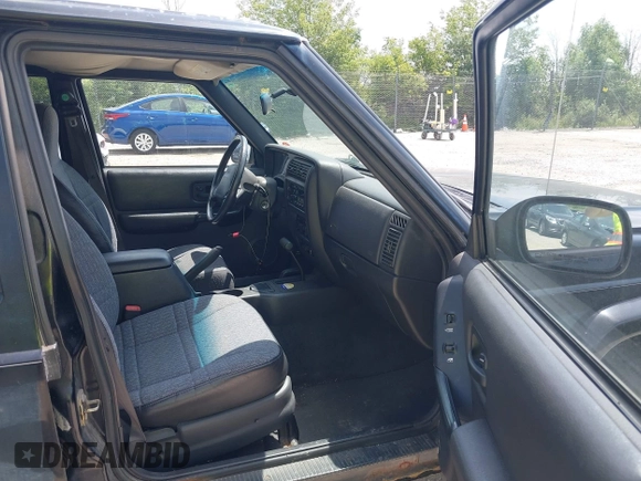 2000 Jeep Cherokee z VIN 1J4FF48S7YL273642, wystawiony jako IAAI lot #42743391 z przebiegiem 200 780 mil mil oraz . Historia ofert i sprzedaży dostępna na DreamBid. Obrazek 5.