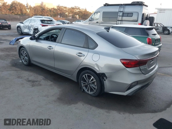 2023 Kia Forte LXS z VIN 3KPF24AD5PE606683, wystawiony jako IAAI lot #41216622 z przebiegiem 38 827 mil mil oraz . Historia ofert i sprzedaży dostępna na DreamBid. Obrazek 3.