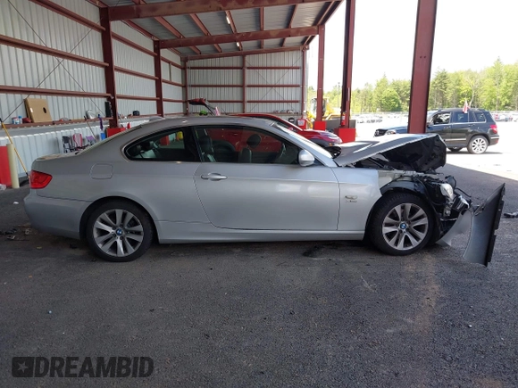 2013 BMW 3 Series 328i xDrive с VIN WBAKF3C52DJ385669, выставлен на аукционе IAAI как лот 42378813 с пробегом 113 897 миль миль и . История ставок и продаж доступна на DreamBid. Изображение 12.