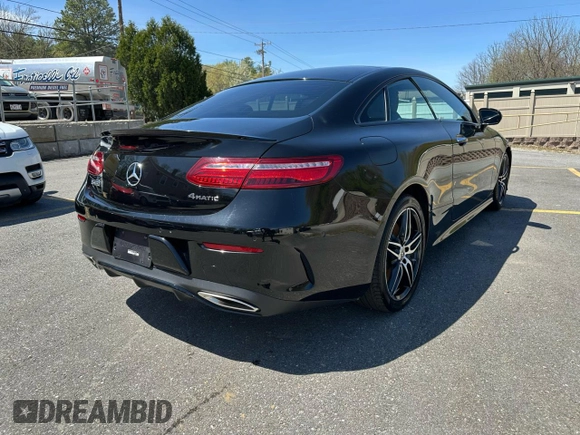 2020 Mercedes-Benz E z VIN W1K1J6JBXLF140004, wystawiony jako Copart lot #55652425 z przebiegiem 54 285 mil mil oraz Czysty tytuł • Clean title. Historia ofert i sprzedaży dostępna na DreamBid. Obrazek 3.