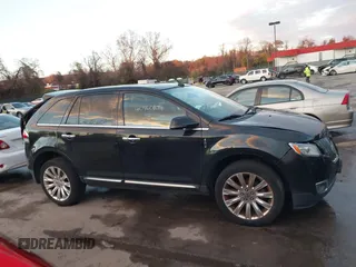 2014 Lincoln MKX z VIN 2LMDJ8JK0EBL19868, wystawiony jako IAAI lot #40960894 z przebiegiem 88 609 mil mil oraz . Historia ofert i sprzedaży dostępna na DreamBid. Obrazek 13.