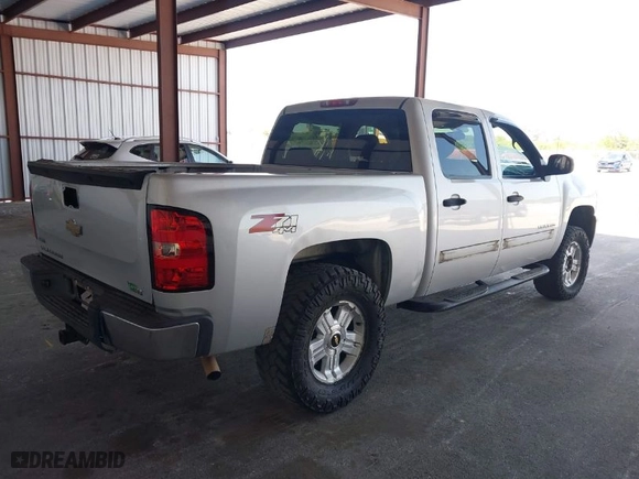 2010 Chevrolet Silverado 1500 LT with VIN 3GCRKSE31AG258718, listed as a IAAI auction lot 42061306 with 220,656 mi miles. Bid and sale history available at carsss.com. Image 4.
