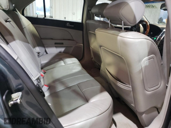 2010 Cadillac STS AWD z VIN 1G6DU6EV5A0113671, wystawiony jako Copart lot #47447395 z przebiegiem 77 062 mil mil oraz Tytuł czysty. Historia ofert i sprzedaży dostępna na DreamBid. Obrazek 10.