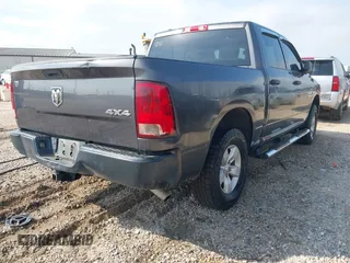 2018 Ram 1500 Express z VIN 1C6RR7KT0JS276527, wystawiony jako IAAI lot #41967968 z przebiegiem 200 964 mil mil oraz . Historia ofert i sprzedaży dostępna na DreamBid. Obrazek 4.