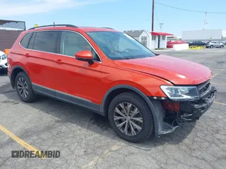 2018 Volkswagen Tiguan SEL z VIN 3VV3B7AX5JM007960, wystawiony jako IAAI lot #42790694 z przebiegiem 39 854 mil mil oraz . Historia ofert i sprzedaży dostępna na DreamBid. Obrazek 1.