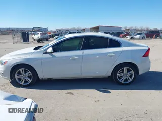 2015 Volvo S60 T5 Drive-E Premier z VIN YV140MFKXF1351769, wystawiony jako IAAI lot #41392860 z przebiegiem 56 920 mil mil oraz . Historia ofert i sprzedaży dostępna na DreamBid. Obrazek 14.