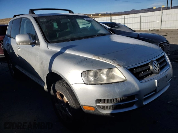 2004 Volkswagen Touareg z VIN WVGBC67L94D021426, wystawiony jako Copart lot #44059535 z przebiegiem 148 887 mil mil oraz Czysty tytuł • Clean title. Historia ofert i sprzedaży dostępna na DreamBid. Obrazek 4.