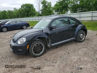 2015 Volkswagen Beetle Fleet Edition z VIN 3VWF17AT9FM609812, wystawiony jako Copart lot #61121095 z przebiegiem 121 136 mil mil oraz Szkoda całkowita • Salvage title. Historia ofert i sprzedaży dostępna na DreamBid. Obrazek 1.