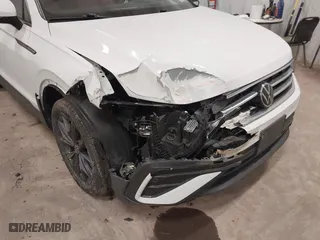 2022 Volkswagen Tiguan SE with VIN 3VV2B7AX0NM037109, listed as a IAAI auction lot 41727503 with 37,637 mi miles. Bid and sale history available at carsss.com. Image 6.