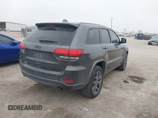 2021 Jeep Grand Cherokee 80th Anniversary z VIN 1C4RJFBGXMC621817, wystawiony jako IAAI lot #41519733 z przebiegiem 60 552 mil mil oraz . Historia ofert i sprzedaży dostępna na DreamBid. Obrazek 4.