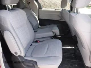 2022 Toyota Sienna LE z VIN 5TDKSKFC9NS052652, wystawiony jako Copart lot #56097434 z przebiegiem 41 959 mil mil oraz Nie do naprawy • Non repairable. Historia ofert i sprzedaży dostępna na DreamBid. Obrazek 6.