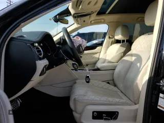 2017 Bentley Bentayga W12 z VIN SJAAC2ZV5HC015773, wystawiony jako Copart lot #66370354 z przebiegiem 65 944 mil mil oraz Szkoda całkowita • Salvage title. Historia ofert i sprzedaży dostępna na DreamBid. Obrazek 7.