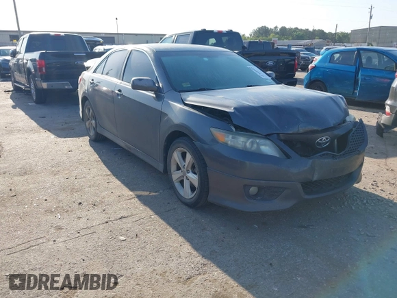 2011 Toyota Camry LE z VIN 4T1BF3EKXBU773360, wystawiony jako IAAI lot #41991860 z przebiegiem 201 251 mil mil oraz . Historia ofert i sprzedaży dostępna na DreamBid. Obrazek 1.
