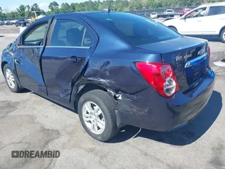 2015 Chevrolet Sonic LT z VIN 1G1JC5SB5F4177676, wystawiony jako IAAI lot #42230662 z przebiegiem 155 884 mil mil oraz . Historia ofert i sprzedaży dostępna na DreamBid. Obrazek 3.