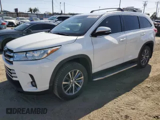 2019 Toyota Highlander SE with VIN 5TDJZRFH3KS943706, listed as a Copart auction lot 51982925 with 62,596 mi miles and Salvage Title. Bid and sale history available at carsss.com. Image 1.