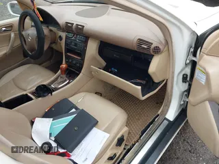 2003 Mercedes-Benz C 240 z VIN WDBRF61J63F390375, wystawiony jako IAAI lot #42207848 z przebiegiem Nie podano mil oraz . Historia ofert i sprzedaży dostępna na DreamBid. Obrazek 5.