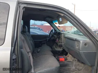 2000 Chevrolet Silverado 2500 LT with VIN 1GCGK29U4YE416111, listed as a IAAI auction lot 41304665 with 1 mi miles. Bid and sale history available at carsss.com. Image 5.