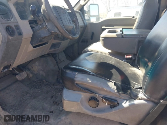 2009 Ford F-250 XL z VIN 1FTNF21599EB08658, wystawiony jako IAAI lot #42032215 z przebiegiem Nie podano mil oraz . Historia ofert i sprzedaży dostępna na DreamBid. Obrazek 15.