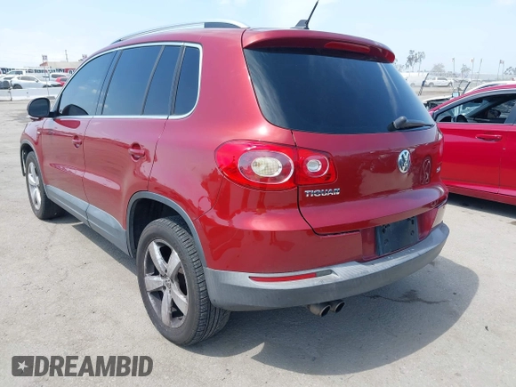 2010 Volkswagen Tiguan S z VIN WVGAV7AX3AW001762, wystawiony jako IAAI lot #42572895 z przebiegiem 127 433 mil mil oraz . Historia ofert i sprzedaży dostępna na DreamBid. Obrazek 3.