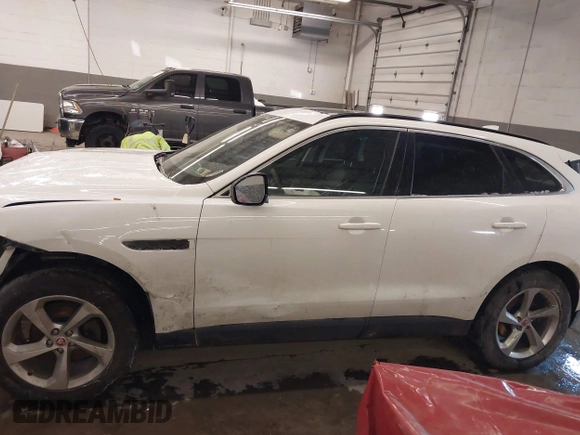 2019 Jaguar F-Pace 25t Premium z VIN SADCJ2FX5KA615736, wystawiony jako IAAI lot #41495039 z przebiegiem 83 778 mil mil oraz . Historia ofert i sprzedaży dostępna na DreamBid. Obrazek 14.