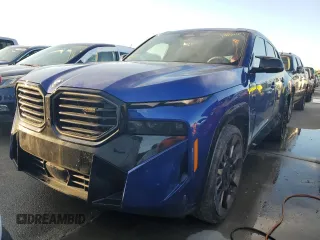 2023 BMW XM z VIN 5YM23CS0XP9S15459, wystawiony jako Copart lot #74934504 z przebiegiem 14 156 mil mil oraz Szkody całkowita. Historia ofert i sprzedaży dostępna na DreamBid. Obrazek 5.