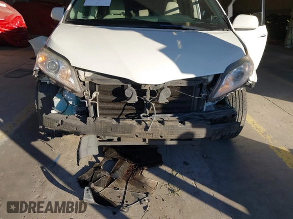 2018 Toyota Sienna XLE Auto Access Seat with VIN 5TDYZ3DC9JS907715, listed as a IAAI auction lot 41557733 with 133,270 mi miles. Bid and sale history available at carsss.com. Image 6.