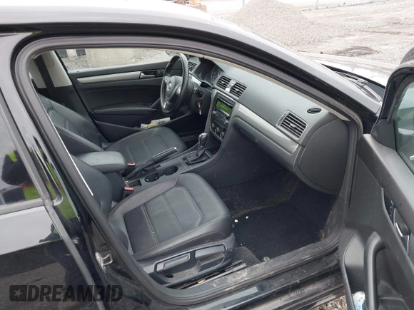 2014 Volkswagen Passat Wolfsburg Edition z VIN 1VWAT7A31EC098634, wystawiony jako IAAI lot #41924146 z przebiegiem 80 872 mil mil oraz . Historia ofert i sprzedaży dostępna na DreamBid. Obrazek 5.