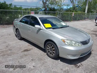 2005 Toyota Camry LE z VIN 4T1BE30K35U510738, wystawiony jako IAAI lot #42275360 z przebiegiem 184 054 mil mil oraz . Historia ofert i sprzedaży dostępna na DreamBid. Obrazek 6.