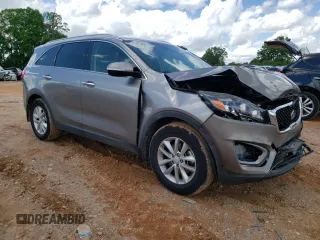2017 Kia Sorento LX z VIN 5XYPG4A35HG297508, wystawiony jako Copart lot #56898275 z przebiegiem 137 498 mil mil oraz Szkoda całkowita • Salvage title. Historia ofert i sprzedaży dostępna na DreamBid. Obrazek 4.