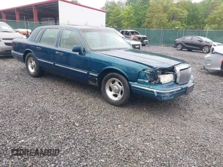 1997 Lincoln Town Car Signature z VIN 1LNLM82W6VY647279, wystawiony jako IAAI lot #42223171 z przebiegiem 153 588 mil mil oraz . Historia ofert i sprzedaży dostępna na DreamBid. Obrazek 1.