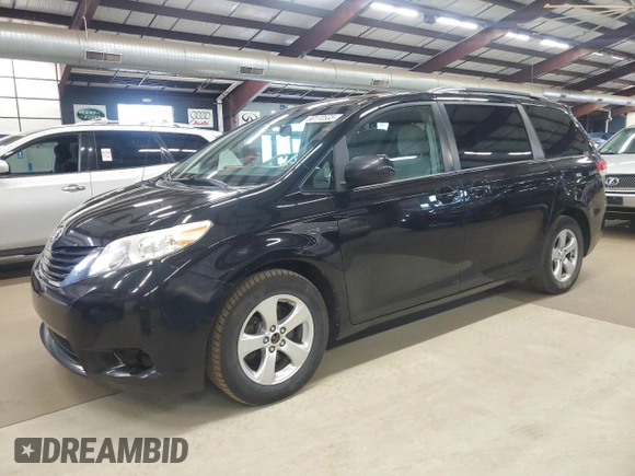 2014 Toyota Sienna LE AAS z VIN 5TDKK3DC9ES524468, wystawiony jako Copart lot #58170535 z przebiegiem 228 172 mil mil oraz Czysty tytuł • Clean title. Historia ofert i sprzedaży dostępna na DreamBid. Obrazek 1.