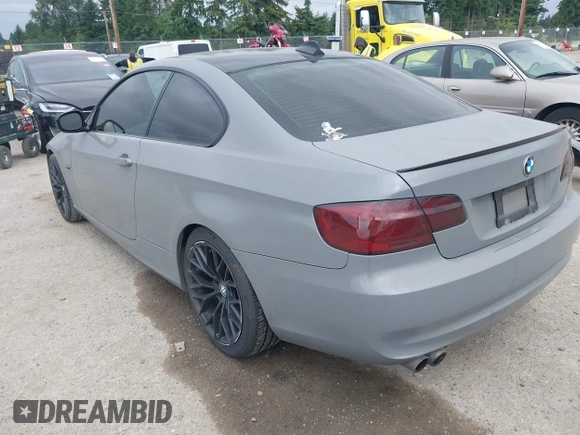 2011 BMW 3 Series 328i z VIN WBAKE5C57BE573107, wystawiony jako IAAI lot #42493695 z przebiegiem 103 608 mil mil oraz . Historia ofert i sprzedaży dostępna na DreamBid. Obrazek 3.
