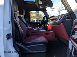 2022 Mercedes-Benz G 63 AMG z VIN W1NYC7HJ1NX453XXX, wystawiony jako Copart lot #60002315 z przebiegiem 17 560 mil mil oraz Czysty tytuł • Clean title. Historia ofert i sprzedaży dostępna na DreamBid. Obrazek 5.