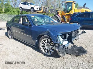 2011 Chrysler 300 C z VIN 2C3CA6CT1BH580137, wystawiony jako IAAI lot #42144399 z przebiegiem 133 082 mil mil oraz . Historia ofert i sprzedaży dostępna na DreamBid. Obrazek 1.