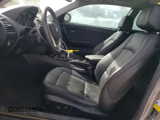 2013 BMW 1 Series 128i z VIN WBAUP9C59DVS94870, wystawiony jako Copart lot #80990614 z przebiegiem 111 331 mil mil oraz Szkoda całkowita • Salvage title. Historia ofert i sprzedaży dostępna na DreamBid. Obrazek 7.